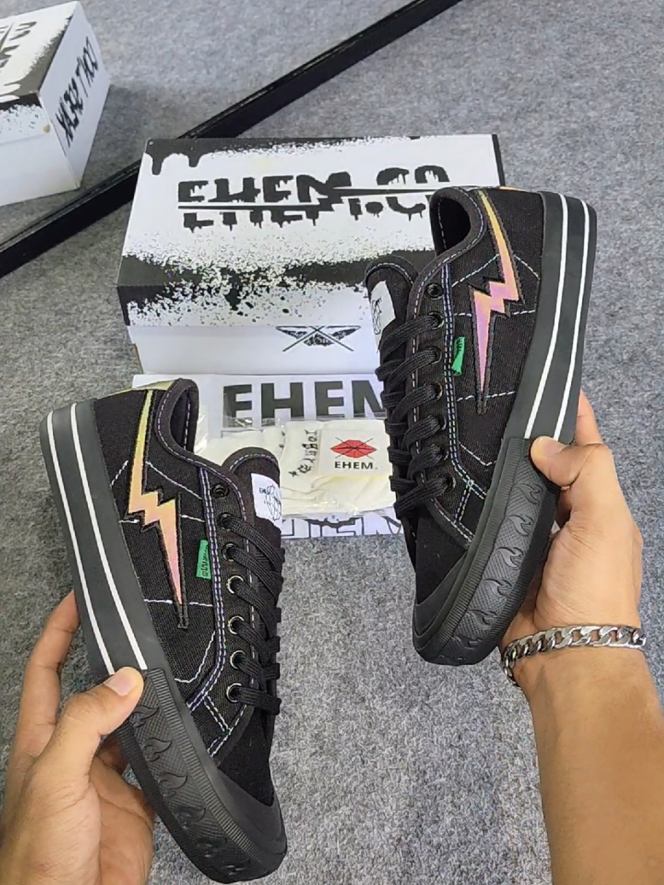 Sepatu Hitam bisa nyala dari brand ehem😍 #sepatunyala #sepatusneakers #sneakers #sepatu #sepatuhitam #sepatulokal 