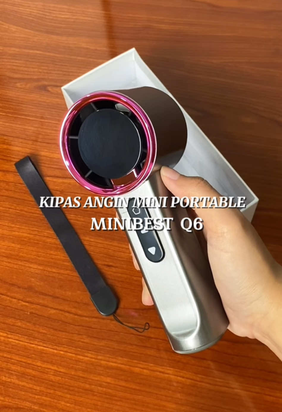 Gemes banget kan!! 😭 kipas mini portable minibest Q6 bikin mood booster di cuaca panas gabikin kegerahan lagi dimanapun. Harga bisa berubah buruan chek promo launchingnya sekarang sebelum nyesel! 😉 #kipasmini #kipasportable #kipasminiportable #minifanportable #paydaysale 