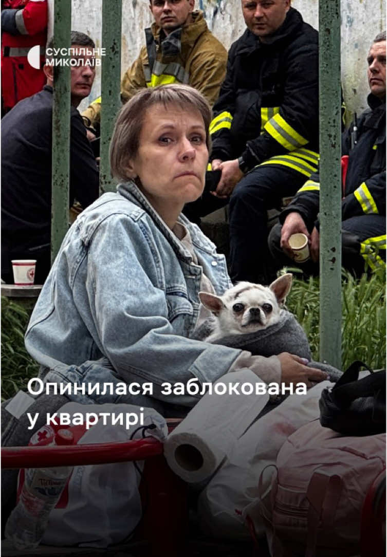 Притискаючи до грудей собаку, біля будинку сидить Наталя. Під час обстрілу, жінка опинилася заблокована у квартирі. Коли почалася пожежа, вона намагалася власноруч врятувати оселю до приїзду рятувальників #суспільне #суспільнемиколаїв #обстріл #війна #люди #дрон 