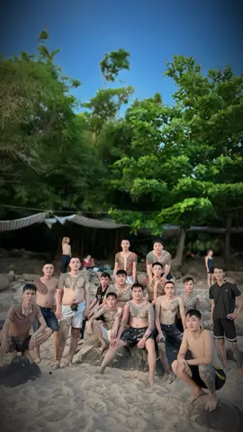 Thuỷ tinh thì dễ vỡ , còn tụi anh thì dễ thương 😂✈️ #quan3#danang#danangcity #naihiendong #nguhanhson #xuhuong#xuhuongng #vairal #tiktok #foryou #xahoi #cuocsong #LearnOnTikTok #thinhhanh 