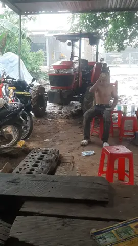 #gialai:Bởi zay xã hội,nó nhiều cẳm bẫy lắm...Giờ tranh thu kiếm ít cháo lòng,mà xe thì toàn mui trần..mưa sao làm..😁#yanmar Ef494T#mayxuc #xuhuongtiktok 
