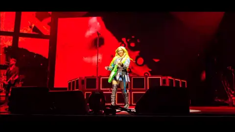day five of videos of the GODDESS @Avril Lavigne on stage while she is on her Greatest Hits its Tour today is  My Happy Ending  #AvrilLavigne #greateshitstour2025 #fypシ #fyp 