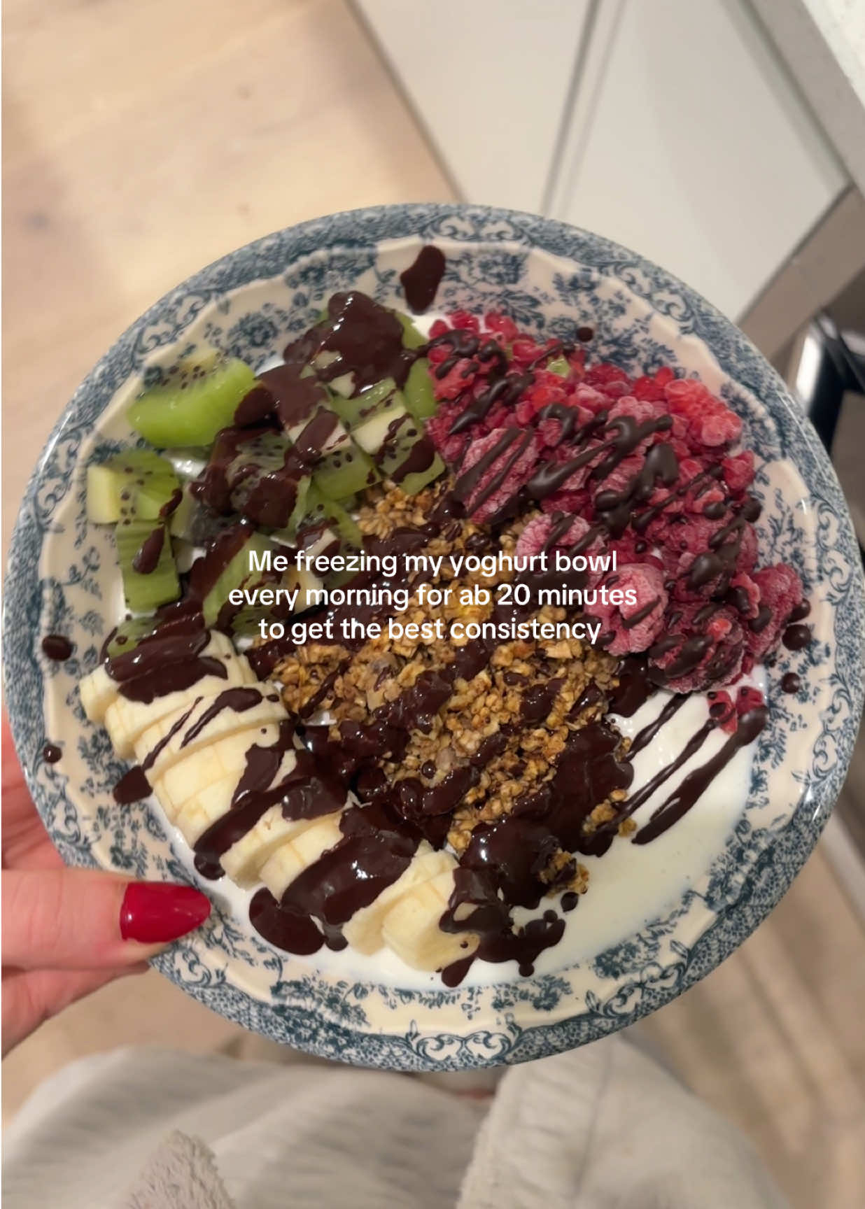 Saw a girl do this a while ago and been doing it since!!  #wholefoods #breakfast #foodinspo #FoodTok #matinspo #renmat #cleaneating #womenshealth #frokosttips #frokost #breakfastinspo #wieiad #fyp #Recipe #yoghurt #yoghurtbowl #fruits #frozen 