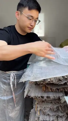 Nope, it's not a window pane. It's the start of something deliciously Chinese. Just wait till it hits the cold sauce. #Chinesefood #deliciousfood #amazingChinesepeople #Chinesesnacks Credit to 94253103027 on Douyin.