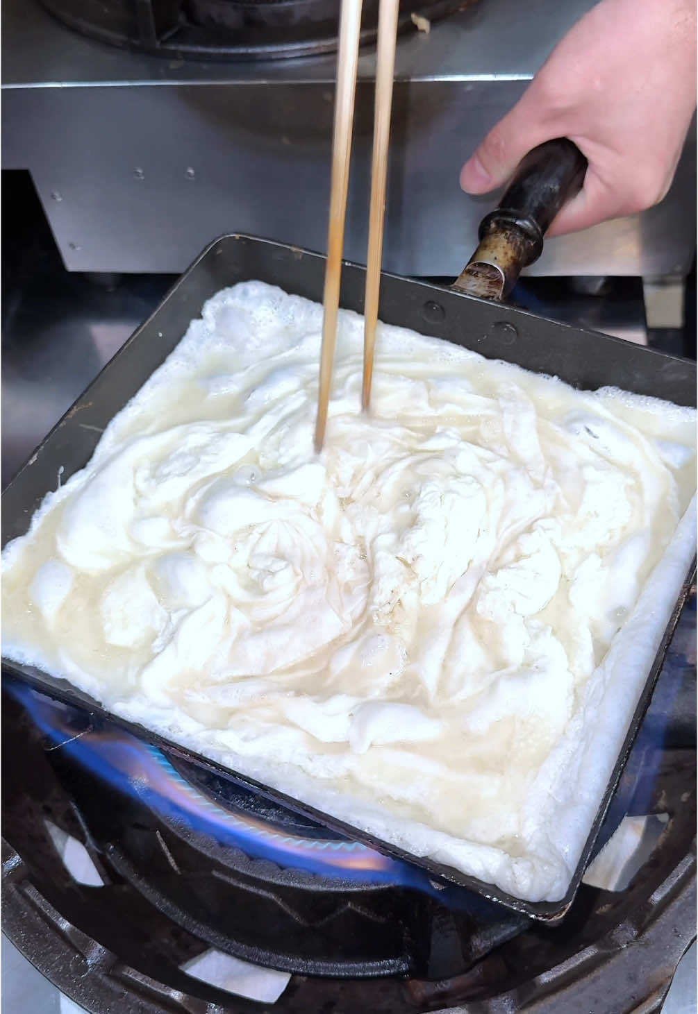 世界的に珍しい神秘に満ちた奇跡の白いだし巻き玉子🍳 【だしまき玉子専門店 卵道】 ◎白だしまき定食 1,400円 自然豊かな奥多摩にある究極のだし巻き玉子専門店！ 卵黄の白い奇跡の「ホワイトたまご」と究極の出汁で焼きあげるだし巻き玉子はとんでもない美味しさ🤤 わさび漬けをのせて食べると良いアクセントになって最高！ ジュワッととあふれ出る出汁の旨みが凄くて白いご飯が止まりませんでした！ #東京グルメ #東京ランチ #japanesefood #tiktokfood 