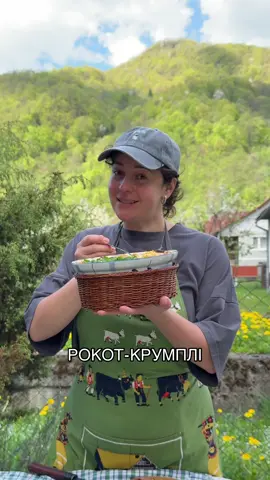 А як у твоїй місцевості називають картоплю? Бо в нас — ріпа або крумплі 🥔 І сьогодні готуємо справжню закарпатську класику — рокот-крумплі. Запіканка з вареної картоплі, яєць, копченої домашньої ковбаси (пікниця) і сметанної заливки, яка пахне дитинством і затишком. Усе просто, щедро і по-домашньому. 🥄 Рецепт : Інгредієнти:  • 600 г картоплі (вареної в мундирі)  • 6 яєць (варених круто)  • 250 г копченої ковбаси  • 1 велика цибулина  • 300 г сметани (жирної)  • 1 ч. л. гірчиці (необов’язково)  • Сіль або вегета, перець, паприка— за смаком 🔪 Спосіб приготування:  1. Попередньо відварену картоплю почистити й нарізати кружальцями. Яйця (також попередньо відварені) — також нарізати кружальцями.  2. Цибулю підсмажити разом із ковбаскою до золотистого кольору, додати перець, паприку, вегету чи сіль.  3. У змащену форму викладати шарами: ▫️картоплю ▫️яйця ▫️смажену ковбасу з цибулькою ▫️сметанний  Повторити кілька разів, завершити шаром картоплі й соусу. 4. Запікати при 180°C близько 30 хв — до рум’яної скоринки. ✨ Подавати гарячим, зі свіжим салатом або квашеними овочами. Ідеально для родинного обіду чи коли хочеться «як у бабусі». #рокоткрумплі #закарпатськакухня #крумплі #українськістрави #кучерявафуд #рецептиздушею #домашняїжа 