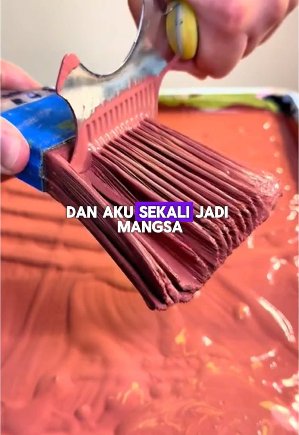 Tekan sini ➡️  @Amanda_Sofia  ⬅️ Kau tahu tak… aku pernah balik kampung suami masa raya, dengan harapan nak rasa damai, nak rehat, nak ada ‘feeling’ keluarga besar. Tapi yang aku dapat, trauma. Serius, aku trauma. Mak mentua aku ni memang baik. Terlalu baik sampai semua orang pijak kepala. Semua puji dia sebab katanya jenis mak mentua paling memahami, paling lembut hati. Tapi realitinya, sebab dia terlalu lembut, menantu-menantu lain layan dia macam bibik — dan aku sekali jadi mangsa. Aku sorang je yang bangun awal pagi, sediakan sarapan, masak untuk 17 orang. Yang lain? Bangun pukul 10, bersiap lawa-lawa, tanya, “Kak Long, lauk apa hari ni?” sambil main phone, sambil selfie. Aku tengah pegang pisau kupas bawang, mata berair, tangan dah pedih sebab bersih ayam seekor-seekor. Diorang? Chill depan TV, makan kuih, gelak-gelak. Aku jugak yang kena kemas meja, basuh pinggan, sidai baju. Aku jugak yang kena buat air petang, siapkan makan malam, lap meja, dan ulang benda sama esok. Paling sakit hati, masa aku tengah menyudu nasi untuk budak-budak, aku nampak sorang adik ipar aku selfie depan cermin dapur. Caption dia: “Balik kampung, chill life.” Chill kepala hotak dia. Aku sendiri tak sempat duduk lima minit pun. Tapi paling sedih, mak mentua aku pun boleh cakap, “Ala… bagi chance la. Diorang datang bercuti je. Anggap je pahala.” Pahala? Aku pengsan dalam tandas malam tu. Demam, batuk tak henti, dada sempit, nafas pendek. Tapi esoknya aku tetap bangun juga sebab takut orang cakap aku menantu tak guna. Suami aku? Satu patah tak tolong. Siap boleh puji aku depan orang, “Abang bangga la, sayang rajin. Diorang semua manja je.” Bangga kepala otak. Malam tu aku baring depan dapur. Dah tak larat. Mak mentua datang, duduk sebelah aku, usap kepala aku. Dia cakap, “Mak minta maaf… mak tak sedar selama ni mak biarkan orang lain ambil kesempatan. Mak ingat semua okay…” Aku cuma mampu menangis. Tak keluar suara pun. Esoknya, aku dengar dia tegur semua menantu lain. “Selama ni mak sayang semua sama rata, tapi korang buat menantu sulung mak macam kuli. Malu la sikit.” Ada yang tarik muka. Ada yang mengata belakang. Tapi aku dah tak kisah dah. Aku cuma tahu satu benda — kesihatan aku makin teruk. Aku selalu rasa sesak nafas. Bila banyak kerja, dada aku jadi ketat. Bila stress, batuk makin teruk. Bila cuaca sejuk, aku rasa paru-paru aku macam ketat, macam ada batu duduk dalam tu. Balik KL, aku pergi klinik. Doktor cakap ada masalah pada saluran pernafasan. Dia tanya aku ada trauma ke, tekanan emosi ke. Aku senyum pahit. Aku tahu jawapannya. Sejak tu, aku mula ikhtiar dengan Akar Nafas. Bukan sebab nak ikut-ikut orang. Tapi aku penat. Penat batuk sampai dada berdenyut. Penat bangun malam semput. Penat rasa dada ketat bila tengah masak. Akar Nafas ni dari gabungan 7 herba semula jadi macam Cordyceps, halia, daun mulberry, dan beberapa lagi yang bantu kuatkan paru-paru, kurangkan keradangan, dan bantu yang alami batuk berpanjangan, dada ketat, atau sesak nafas lepas c0b1t. Aku amalkan dua kapsul lepas makan, pagi dan malam. Dalam dua minggu, baru aku perasan aku dah tak cari inhaler waktu tengah malam. Nafas aku rasa lebih lega. Aku boleh buat kerja tanpa rasa macam nak pitam. Aku boleh tarik nafas, dan lepaskan... tanpa rasa sakit. Akar Nafas ni bukan ubat ajaib. Tapi dalam hidup aku, itulah turning point aku. Turning point untuk jaga diri sendiri. Lepas bertahun-tahun aku jaga orang lain, inilah kali pertama aku bagi hadiah untuk diri aku sendiri – nafas yang aku boleh tarik tanpa air mata. Kalau kau tengah rasa macam aku – dada ketat, batuk tak habis, nafas makin pendek – tolong ikhtiar. Jangan tunggu sampai badan kau rebah baru nak peduli. Bukan untuk impress sesiapa. Tapi untuk diri kau sendiri. #fypage #CapCut #capcuttemplate #fypdong #fyp #fypmalaysia #fypindonesia #akarnafas #bigreen #paruparu #fypシ゚viral🖤tiktok 