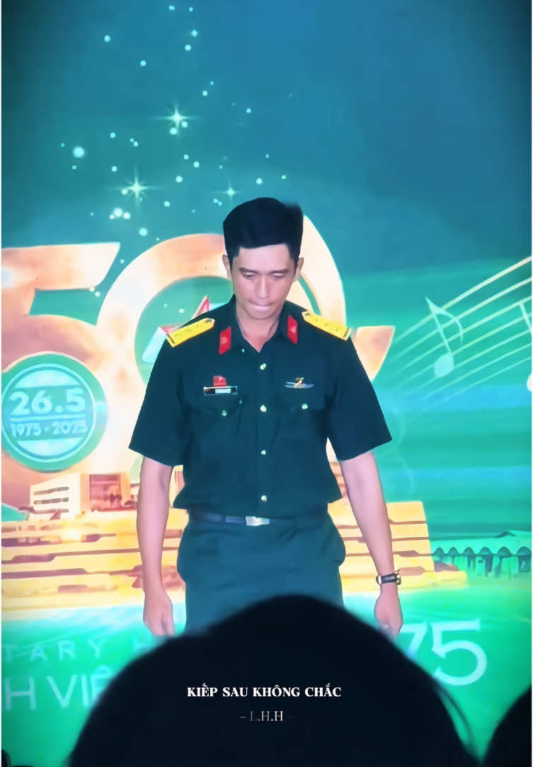 “Lê Hoàng Hiệp – người đàn ông mang khí chất của kỷ luật và trái tim của sự ấm áp. Sự điềm đạm trong từng bước chân, sự nghiêm túc in hằn trong ánh mắt, và sự tử tế không cần phô trương ”  ___________ #gle_ilinh🌷 #lehoanghiep #benhvienquany175 #nyqueenteam #xhhh 