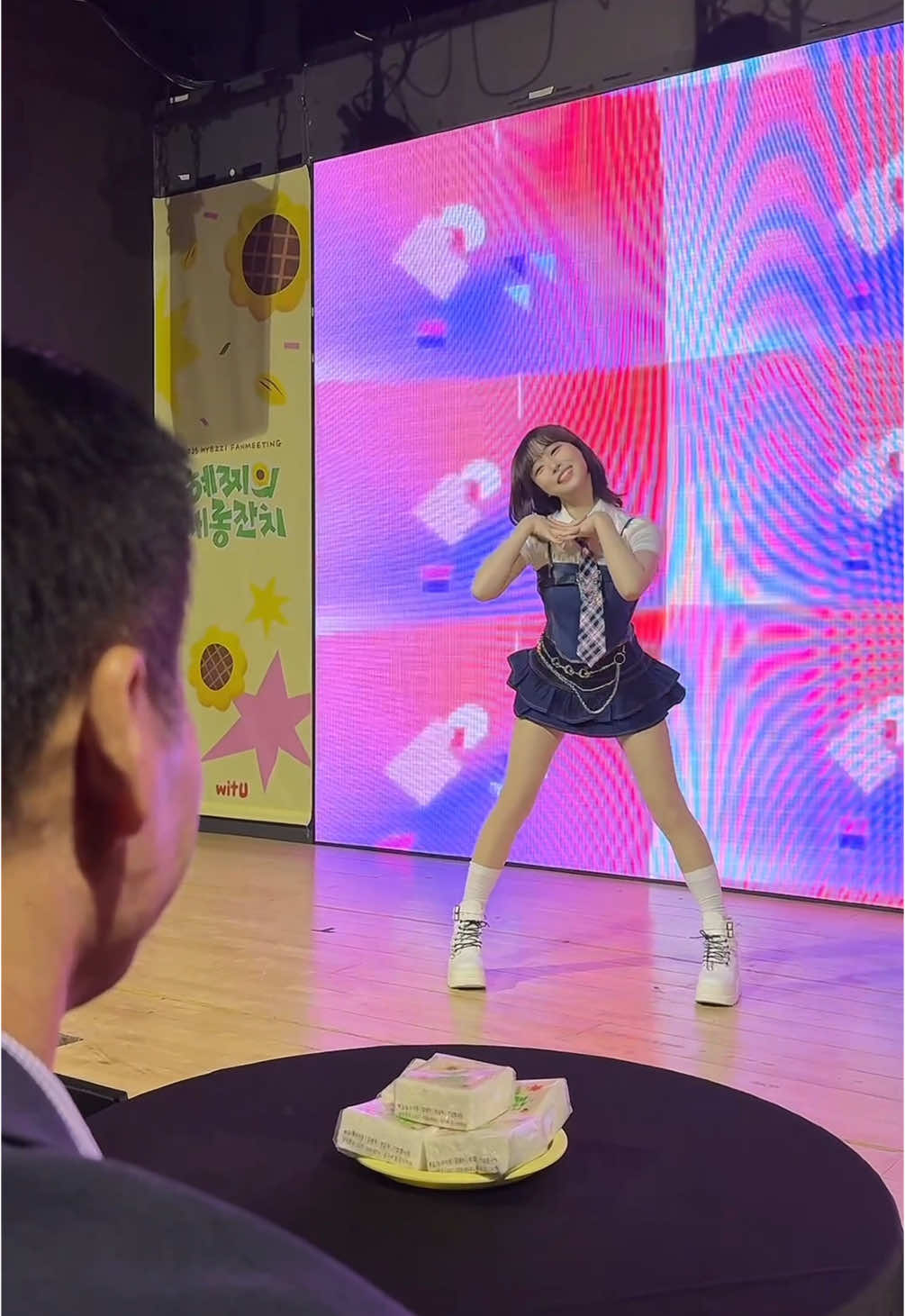 팬미팅에서도 아부지 앞에서 춤추는 사람(?) 레전드 팬미팅 공연ㄷㄷ