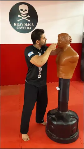 Você pode vencer QUALQUER valentão se souber onde e como bater 👊 Viver em paz não significa ser fraco e indefeso, pelo contrário! Quanto mais capacidade de ser violento, menos chances de precisar usar‼️ No Krav Maga Caveira ☠️ os alunos treinam como prevenir e se defender com técnicas simples e rápidas de defesa pessoal para que pessoas comuns consigam se defender de verdade no dia a dia  #kravmagacaveira #kravmaga #defesapessoal #muaythai #jiujitsu #mma #combate #homem 