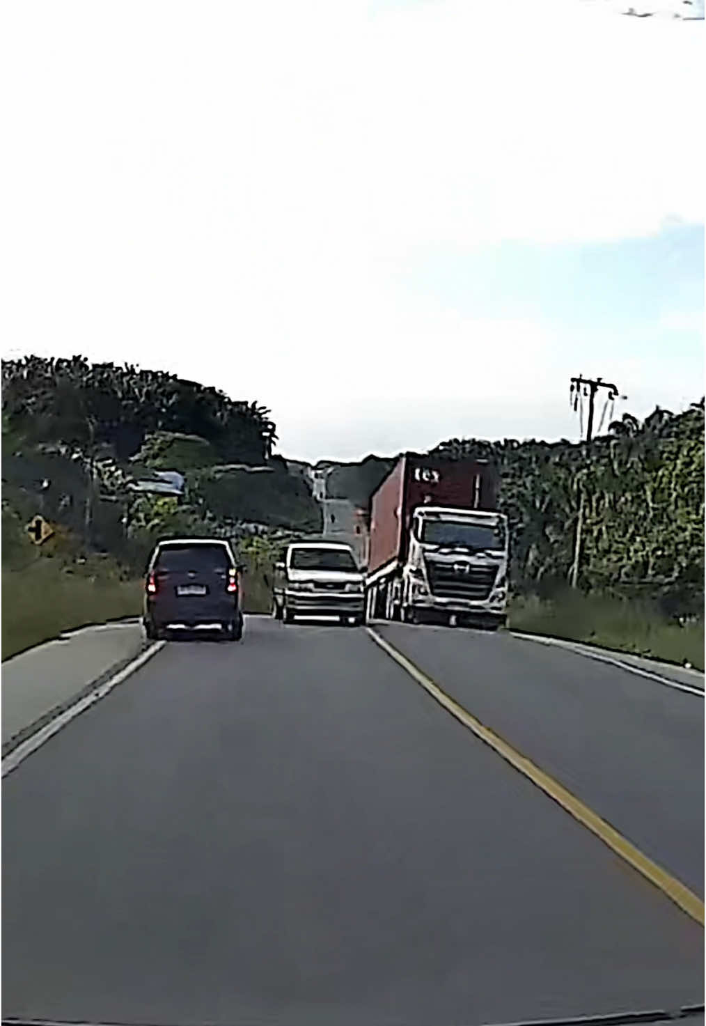 Pov : tidak heran lagi dengan lintas Sumatra 😱 
 .
 NB: Mohon sebaiknya izin dulu lewat DM, yg ngambil vidio di tiktok maupun di instagram yg untuk dipost ulang.
 .
 #fyp #sumatra #supirsumatra #senamjantung #lintastimur #pelalawan_riau_pangkalan_kerinci #sounkane #jjtipiskane #seinkiriasik #lintassumatra
 #riau_pelalawan_pekanbaru #capcut #_wrclintas #wrclintas 
