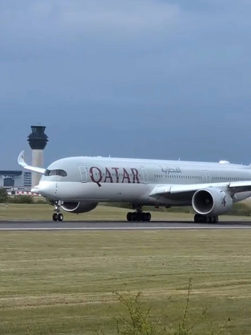 ⚠️Strong Crosswinds on takeoff⚠️ Qatar Airways Airbus A350-1000 departing for Doha 🇶🇦 @Qatar Airways  #planespotting #manchesterairport #fyp #aviation #viralvideos #airbus #qatar 