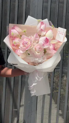Đến mùa lại lên, em này vừa điệu vừa thơm 🥰🥰 #rosalindflowers #thietketheoyeucau #sen #hoasen #sensuper #bohoa 