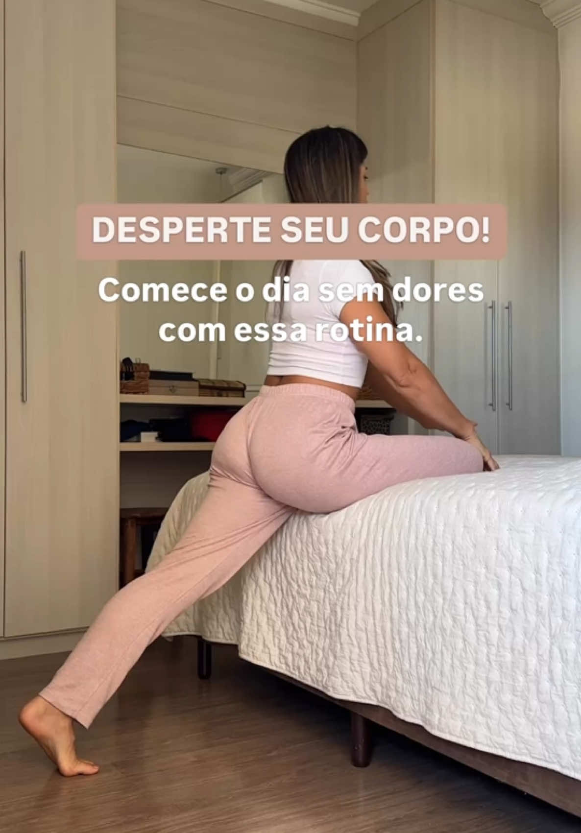 Anda travada e sentindo dores no corpo? Que tal começar o dia com essa sequência? Faça por algumas semanas e depois me conta aqui como se sente. #propositofit #acordamenina #semdores #alongamento #bomdia