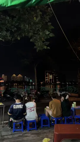 Bao lâu rồi bạn chưa cùng ai đó đi ăn những món bình dị, ngồi uống nước vỉa hè rồi kể về đủ thứ vui buồn sau một ngày dài mệt mỏi.. #langthanghanoi #chill #hotay #hanoi #xh #xuhuongtiktok 