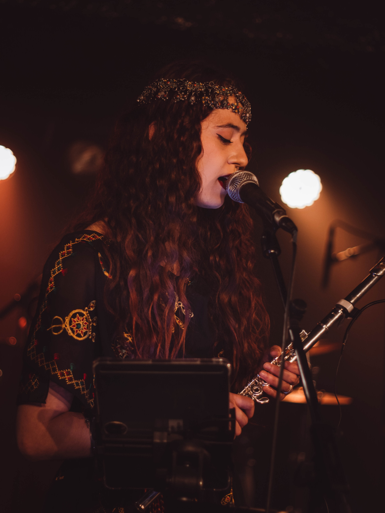 Le retour de Cqani cette fois accompagné de @amayasarezki1.3 pendant notre concert au SUB de Vitry . . . . . . . . . . . . . . . . . . . . . . . . . . . . . . . . . . . . . . . . . . . . . . . . . . . . . . . . #concert #musique #kabyle #algerie #musik #france#paris #dz #live #algeria #instagood #show #algerienne #photography #Love #instagram #singer #dzpower #alger #livemusic #oran #fashion #picoftheday #marseille #artist #algerien #makeup #algerian#fyp #kabyledeparis #flutetraversiere #paris #musician