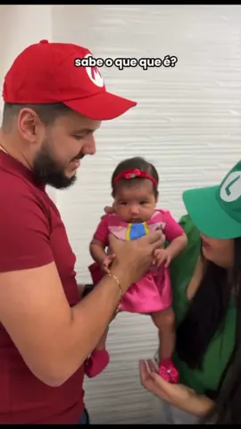 2 meses da Pituca 👑🍄🍑 (Era pra ela ser o Mario, mas eu que sou o Mário 🤡) Papai e Mamãe te amam muito e sempre vão te proteger, filha! Você é a princesa mais maravilhosa de todos os nossos mundos, e estamos prontos pra atravessar todas as fases do seu lado 🎮