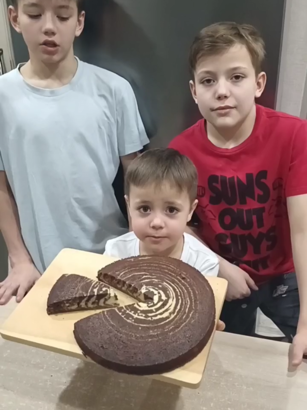 Манник-Зебра 🫶 (полное видео)  📝 Ингредиенты: 🥘 Яйца - 3 шт. 🥘 Сахар - 1 стакан 🥘 Соль - 0,5 ч.л. 🥘 Кефир - 2 стакана 🥘 Манка - 1,5 стакана 🥘 Растительное масло - 100 мл. 🥘 Разрыхлитель - 1 ч.л. с горкой. 🥘 Какао - 2 ст.л. Приятного аппетита! 👨‍🍳 #манник #манникзебра #пирогзебра 