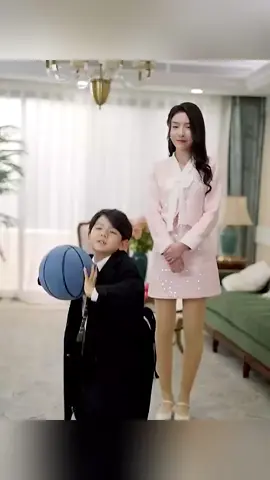 The girl was hit by a ball that fell from the sky #cdrama #chinesedrama #dramaticmoments #cdramaedit #cdramafans 