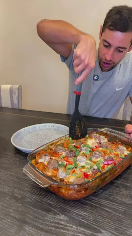💾 Save this recipe for later HERE ⤵️✨ 🥘 Try this easy high protein meal prep! Recipe (5 servings): 🍝 250g Pasta 🥩 400g 5% Beef mince 🧀 100g Parmesan 🍥 125g Mozzarella 🧅 100g Onion 🫑 100g Pepper 🍄‍🟫150g Mushrooms 🥬 Spinach (handful) 🥫2 tins chopped tomatoes 🍶3 Beef stock cubes 🧂Salt + pepper, oregano, garlic granules 1. Mix 400ml hot water with 3 beef stock cubes. Add this and all the ingredients into a dish with except the cheese. 2. Top with mozzarella and parmesan 3. Foil, bake in the oven at 180 degrees c 4. Optional - Garnish with basil and mild chillies ➖➖➖➖➖➖➖➖➖ Each serving: Calories 481 kcals Protein: 39g Carbs: 45g Fat: 15g Let me know if you try this one below! 👇