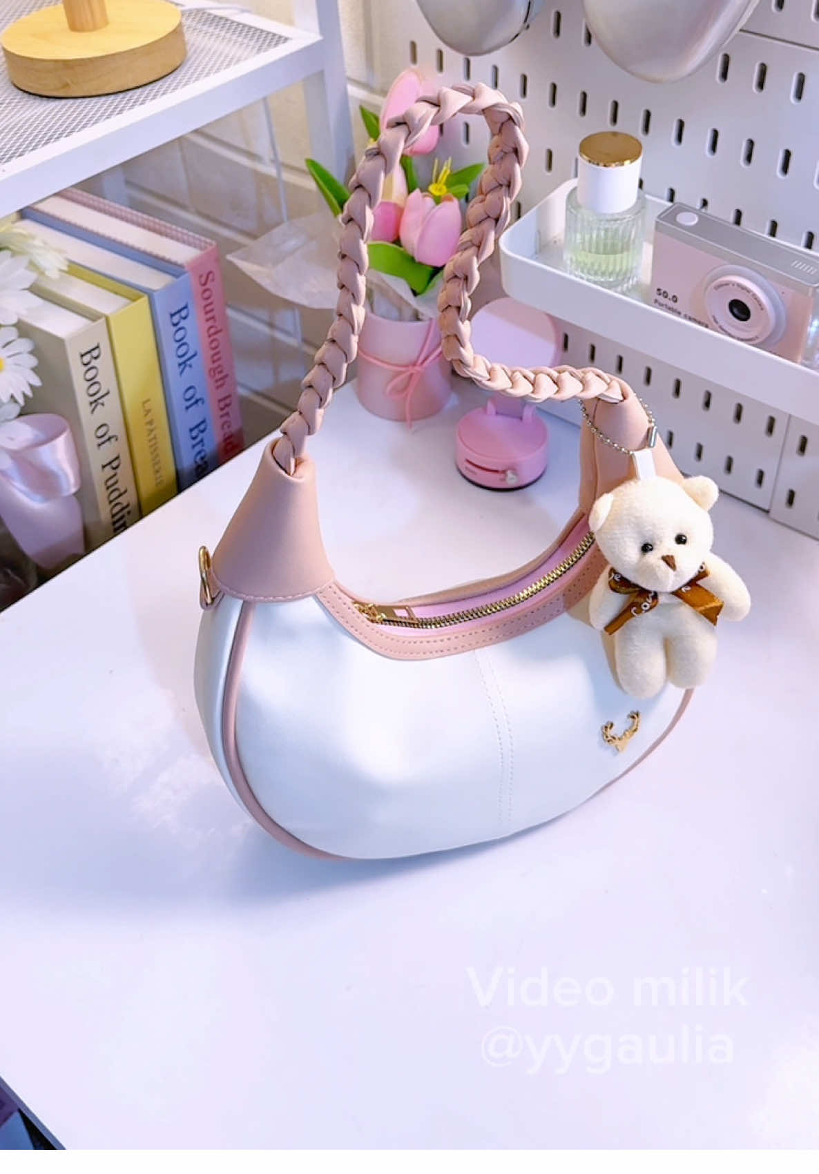 Tas cantik harga murah dapet free gatungan lagi 😍💞🌸 #taswanita #rekomendasitas #shoulderbag 