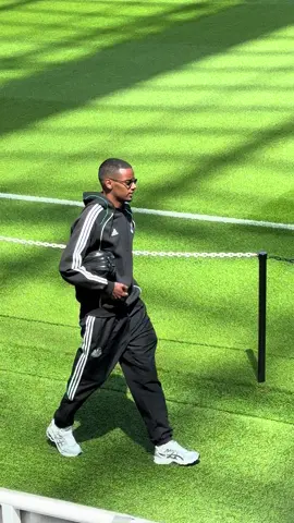 Alexander Isak arrives at St James’ Park ahead of Newcastle United vs Everton #nufc #newcastleunited #PremierLeague #everton #stjamespark 