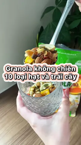 Mua ăn đi mấy bà. Granola nhà này nhiều hạt với trái cây sấy lắm á #granola #hatdinhduong #traicaysay #anuonghealthy #healthy #anuong #dinhduong #yenmach #eatclean #healthyfoods 