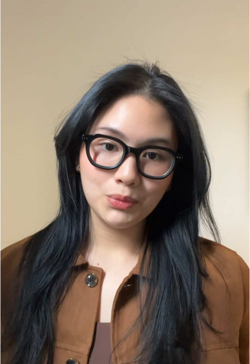 Berdasarkan observasi gw sendiri, memulai karir dari bawah tanpa ordal di UK, jauh lebih realistis daripada di Indonesia.  Lebih realistis dari sisi money managementnya dan budaya kerjanya. Kerja disini, gw malah di discourage untuk lembur dan menolak cuti kerja. Sedangkan berdasarkan pengalaman gw, di Indonesia, overworking yourself without receiving pay or anything in return, malah menandakan bahwa seseorang itu “rajin” dan niat bekerja. Hal ini akhirnya mengubah perspektif gw terhadap barang dan jasa yang mahal. Things being expensive aren’t always a bad thing kalau alasan dibaliknya adalah untuk kesejahteraan pekerjanya. Jujur gw gatau sbnrnya gw lagi ngomongin apa. Thanks have a nice day 😊