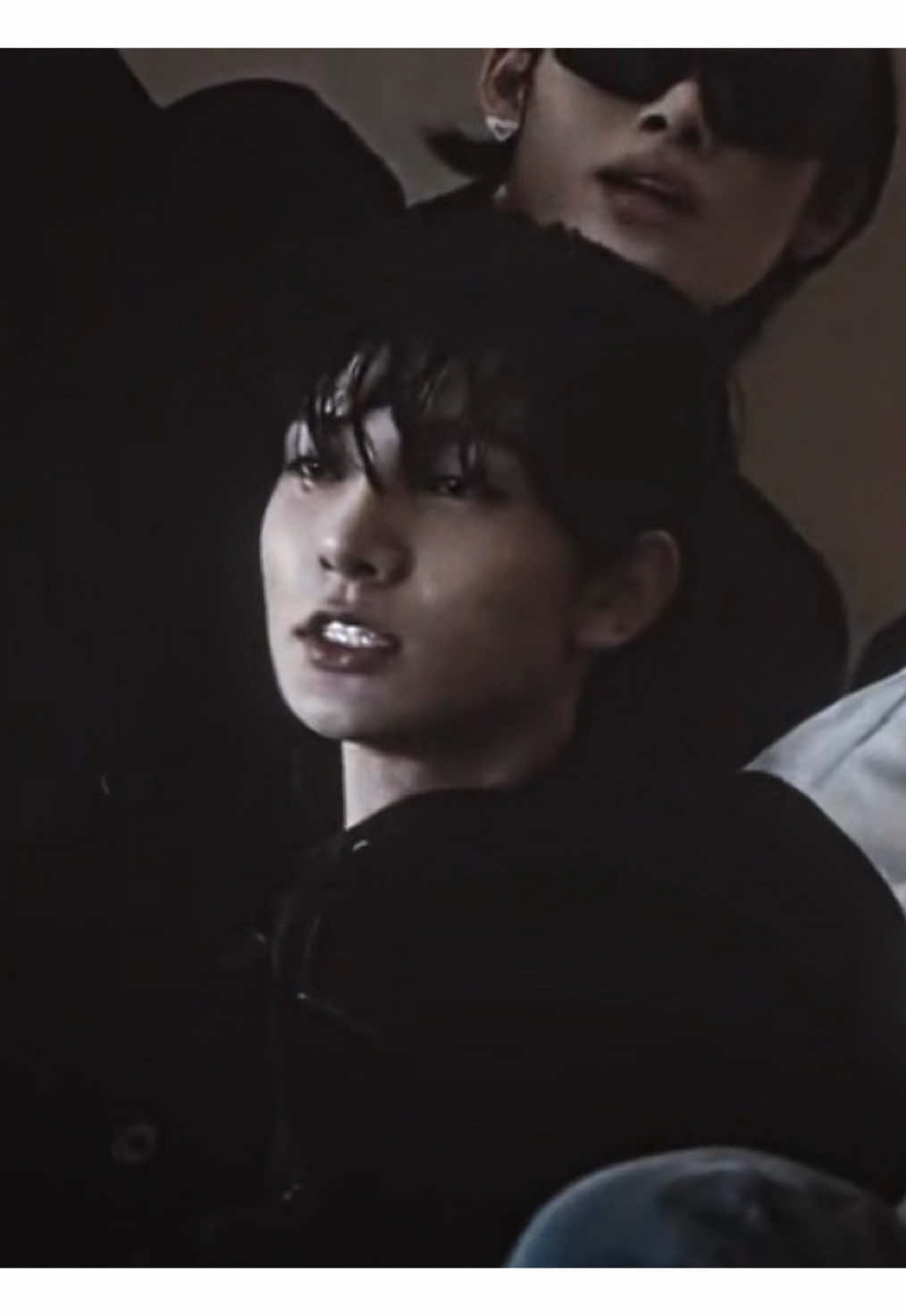 saw someone on twt say the second clip looks like heeseung and i couldn’t stop thinking abt it (let’s ignore the shitty quality 🥹💗) #heeseung #heeseungenhypen #enhypen #letenhypenrest #kpopfyp #kpop #fyp #heeseungedit #enhypenedit 