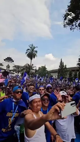 Gubernur Jawa Barat Dedi Mulyadi membagikan momen euforia perayaan Persib juara Liga 1 Indonesia di Bandung, pada Minggu (25/5/2025). Dedi yang berpakaian serba putih tampak berdiri di atas panggung sambil berjoged bersama para pemain Persib Bandung #gubernurjawabarat #kdm #jawabarat #ligabri #motivasi #semuaorang #sorotan 