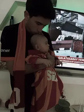 2 aylık yeğenim iki kupa gördü görev başarıyla tamamladı😍#şampiyongalatasaray #beniöneçıkart #keşvet #CapCut #Yenikapı 