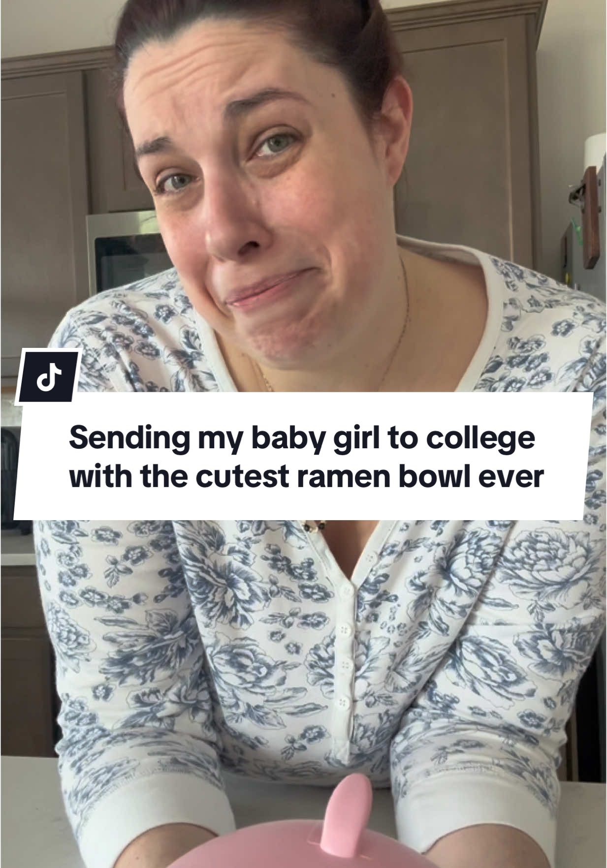 My daughter’s moving into her dorm… and I just had to get her this! She’s a ramen lover through and through, and this little piggy cooker stole our hearts. Microwave + dishwasher safe, comes with silverware and chopsticks—ready for college life. It’s stinkin’ cute and so practical! #r#ramenbowld#dormlifeessentialsc#collegehackst#tiktokmademebuyitc#cutekitchenwareg#giftforherm#microwavebowlm#momfindsb#backtoschoolreadyp#pigramencookerfyp#CapCut 