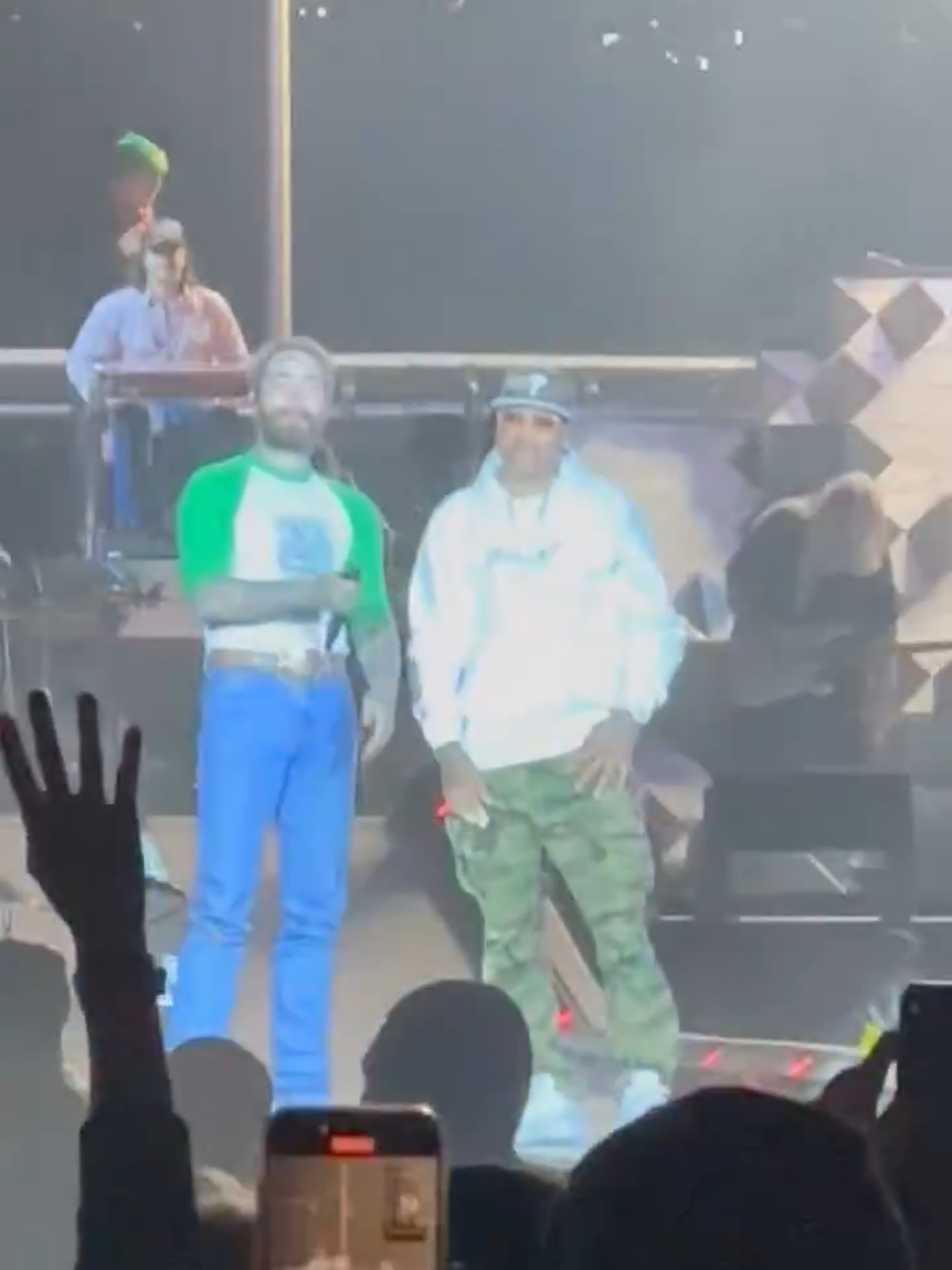 *NSFW* @postmalone brought out Allen Iverson during 'White Iverson' at Philly's Citizens Bank Park. 🔥 [via @nicoleisnik]