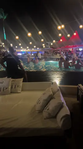 Finnss beach club Bali #finnsbeachclub #wisatamalam #bali #pulaudewata #beachclub 