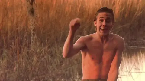 Im just hoping this summer’ll sound like this #summerlove #noahcalhoun #thenotebook #allieandnoah #Love #rachelmcadams #40s #Summer #oldlove #alliehamilton 