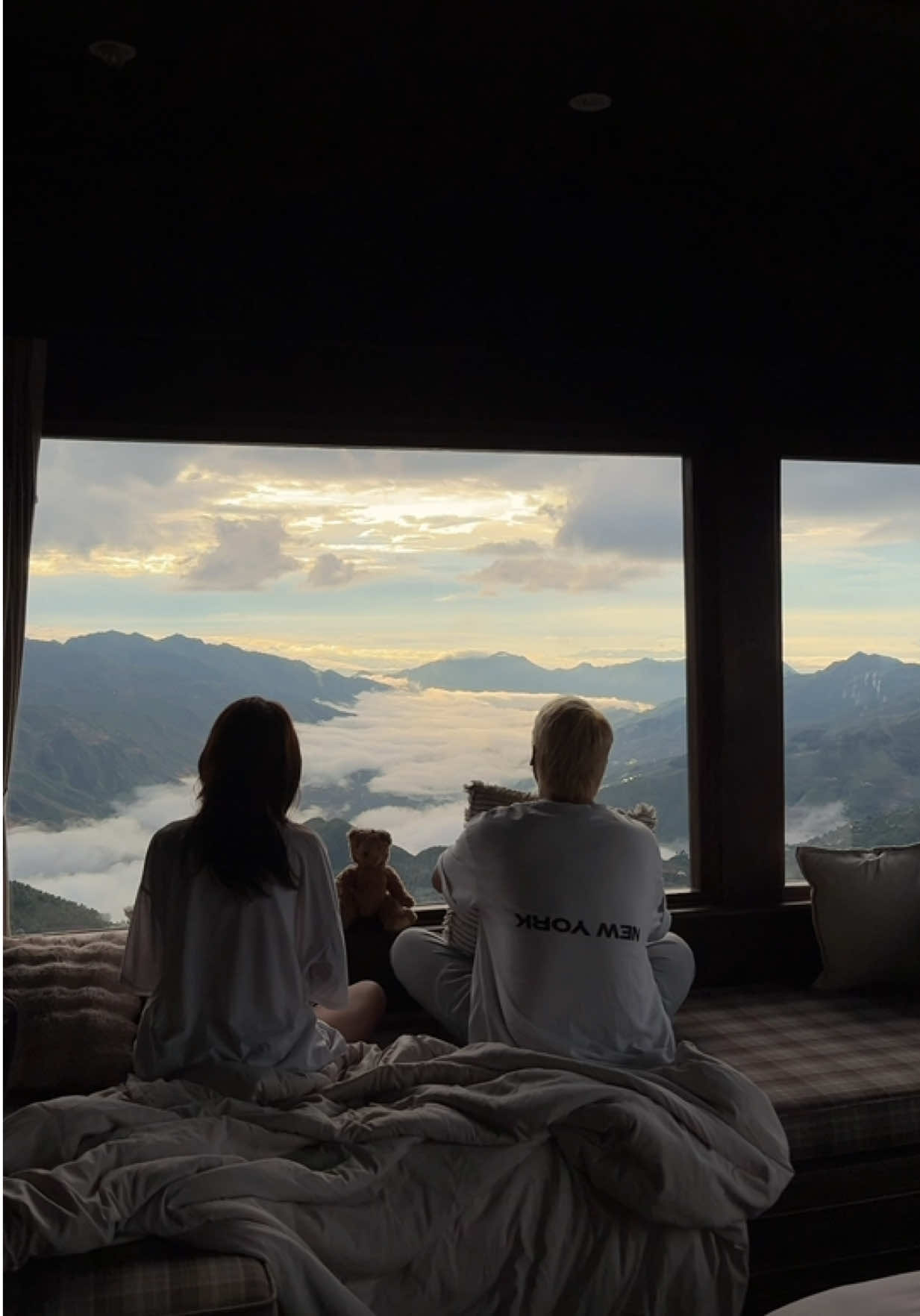 • cửa sổ trên mây ở căn phòng cao nhất Tà Xùa… #miamimountainretreat #miamitaxua #homestaytaxua #taxuasonla #taxua #sanmaytaxua 