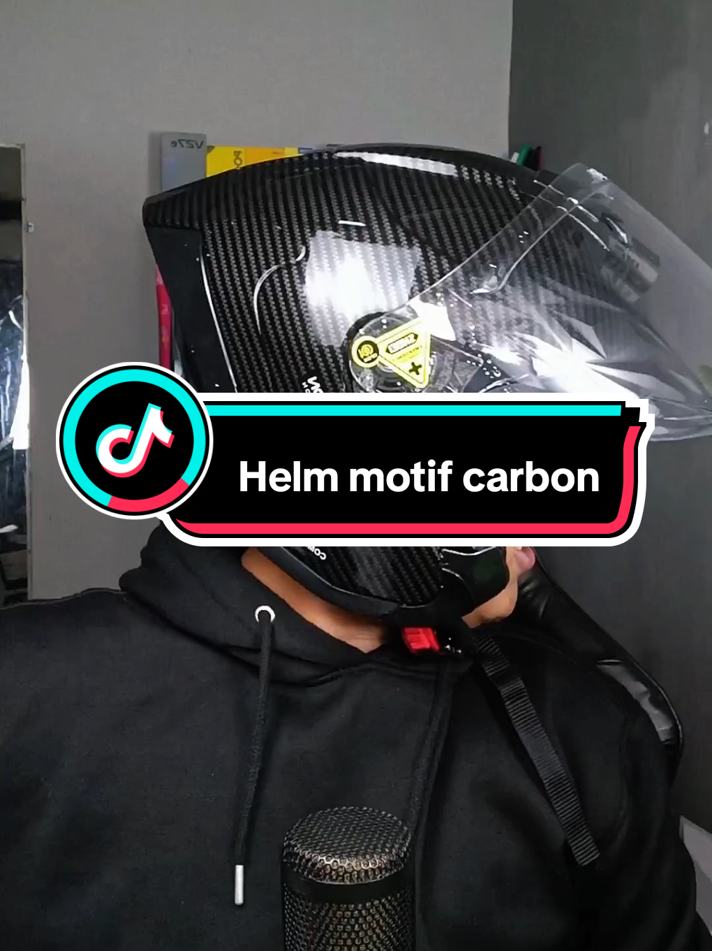 helm motif karbon sekeren ini harganya ga sampe 300 rb an #helm #helmmurah #helmet 