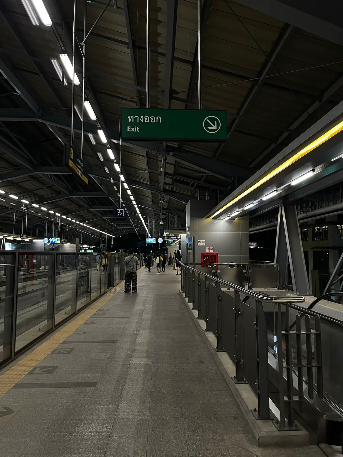 #bangkok #กรุงเทพตอนกลางคืน #วิวกรุงเทพ #กรุงเทพมหานคร #ยืมรูปลงสตอรี่ได้ #MRT #กรุงเทพ 