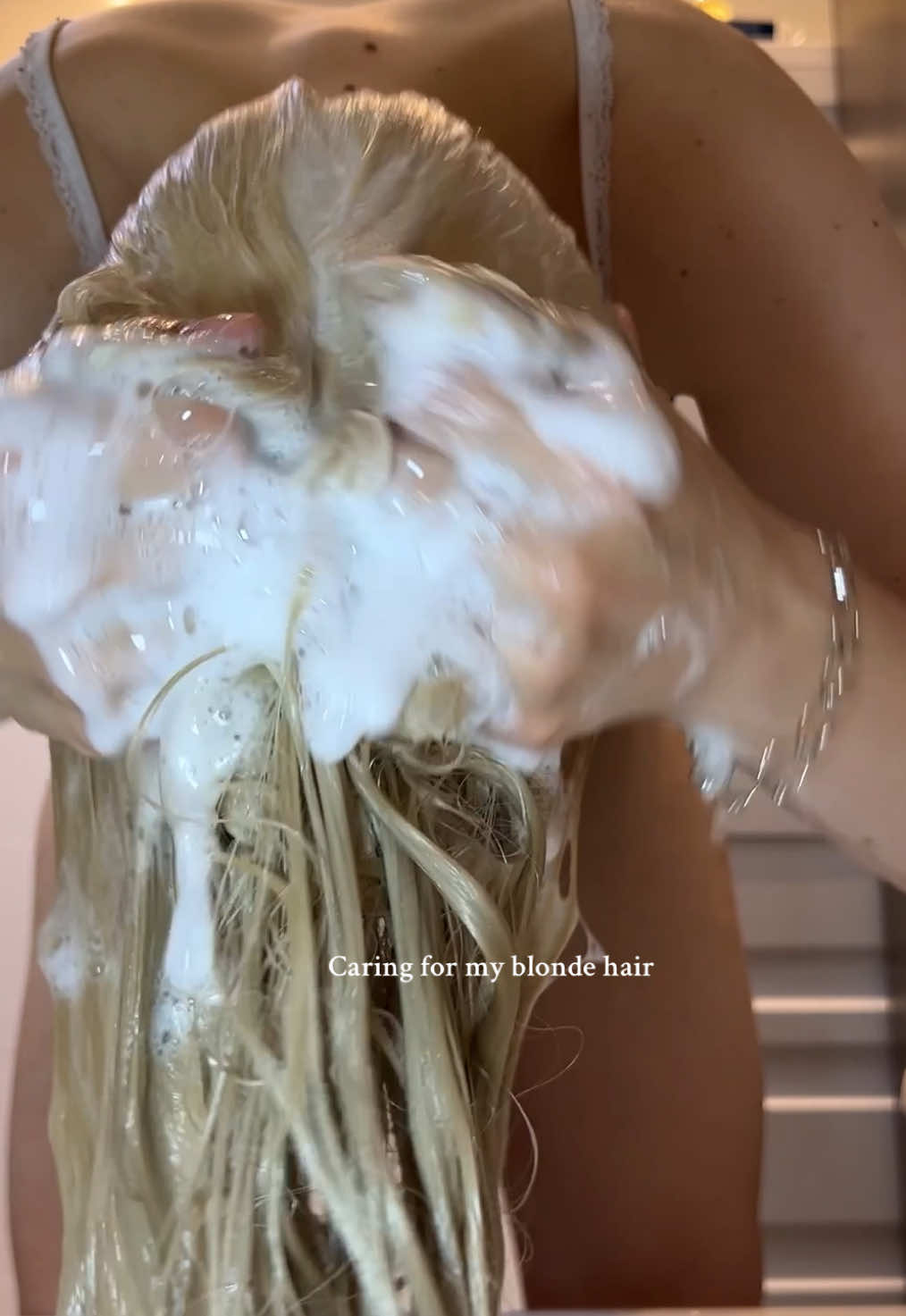 #blondehair #hairwashday #haircare #blondegirl #hairroutine #scalpcare #hairwash #blondie #hairtok #SelfCare 