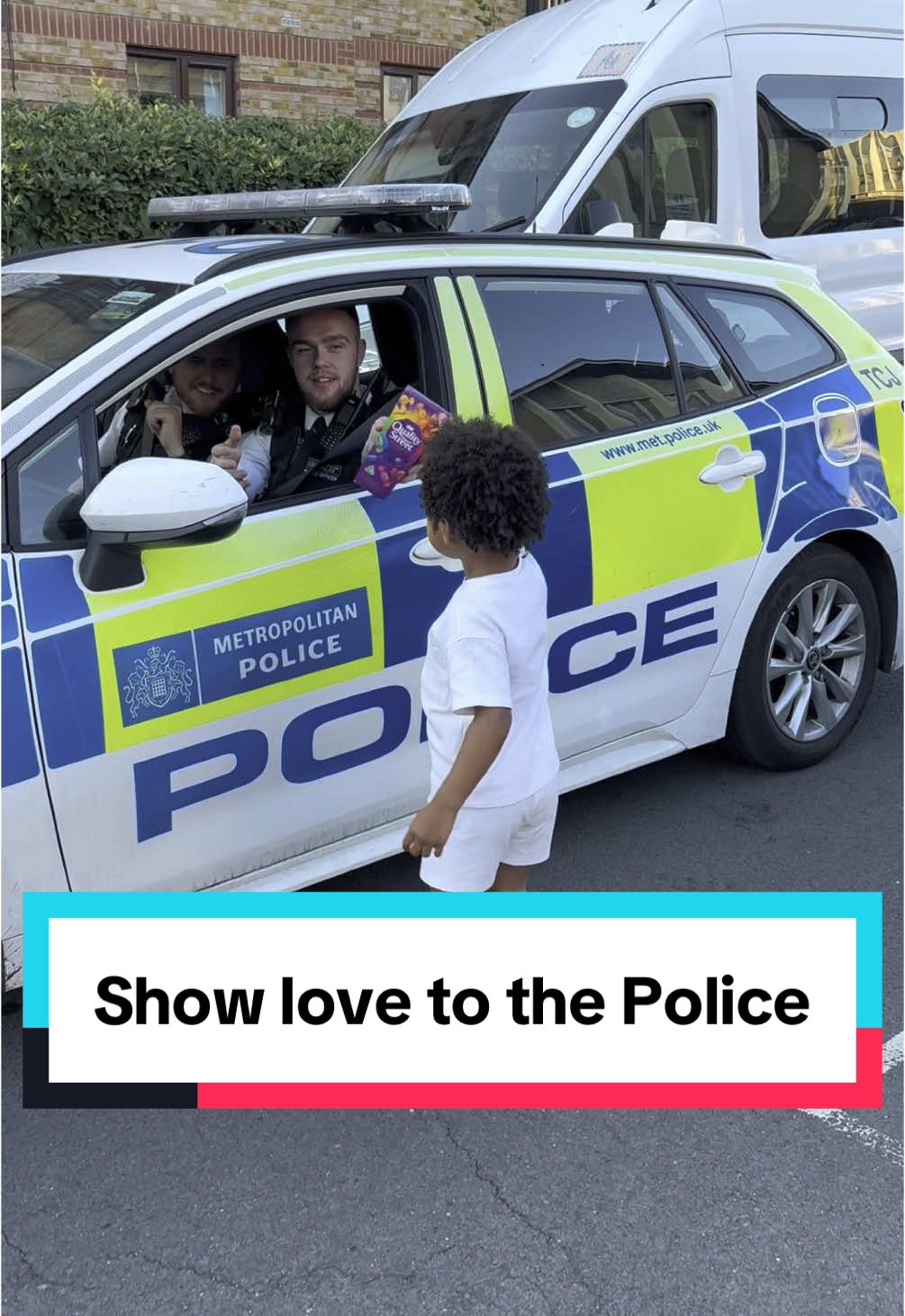 Showing love to the Met Police, thank you for keeping us safe ❤️ #metpolice #metpoliceuk #emergency #emergencyservices #999 #crime #police #policeofficer #policeman #policecar #india #policeoftiktok #policewoman #loveyou #lover #london #india #copsoftiktok #uktiktok #uktiktok #law #tiktoknews #bekind #caring #support #help #loveyourself #viralvideos #treanding 