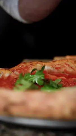 Pizza Marinella – mit cremiger Burrata, frischem Rucola, confierten Kirschtomaten, feinem Parmaschinken und knusprigen Parmesanchips. Immer fluffig knusprig! #PizzaLovers #Foodie #ItalienischeKüche #Burrata #genussmomenteanders 