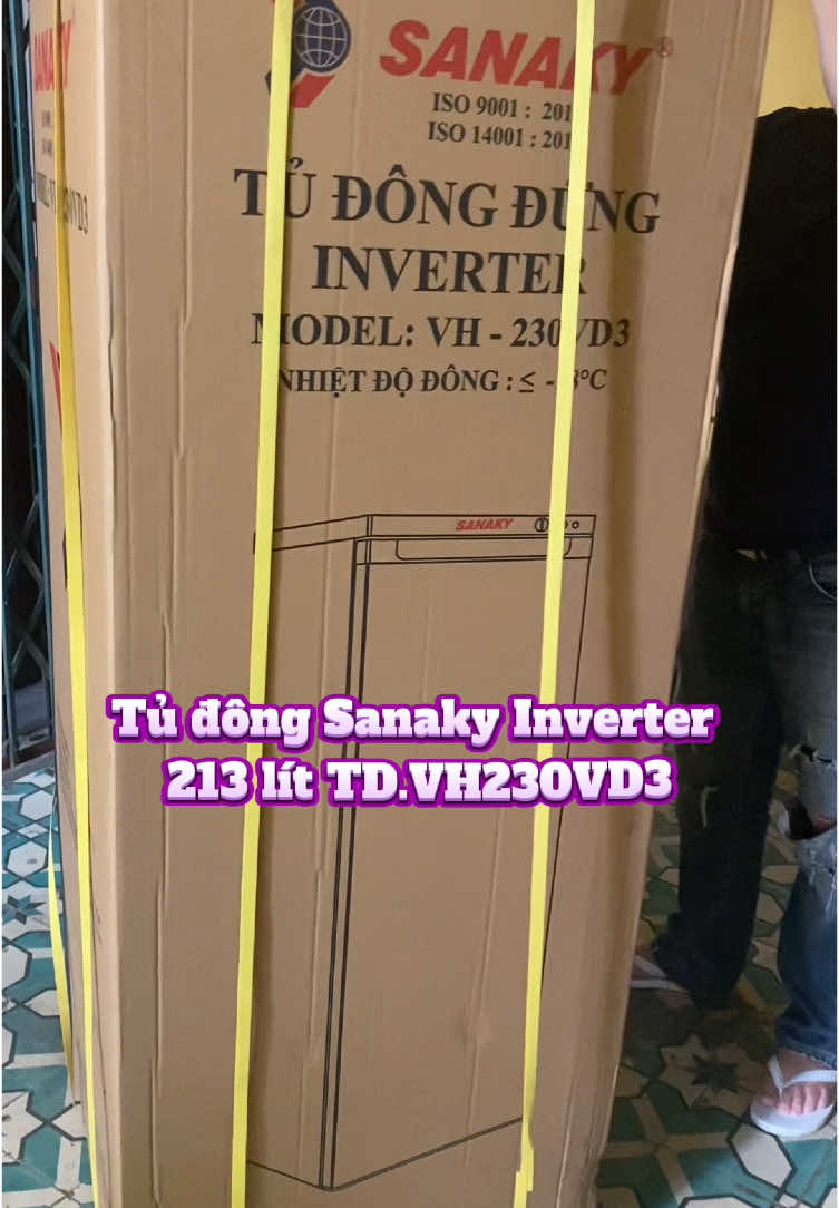 Bàn giao tủ đông đứng Sanaky inverter cho anh chị khách ở Phan Kế Bính. Tủ màu đen siêu đẹp, khách thích màu tối có thể cân nhắc em này nhé ạ 😆 #dienlanhmaiphuong #tudong #tudongdung #sanaky #tudongsanaky #tudongdungsanaky 
