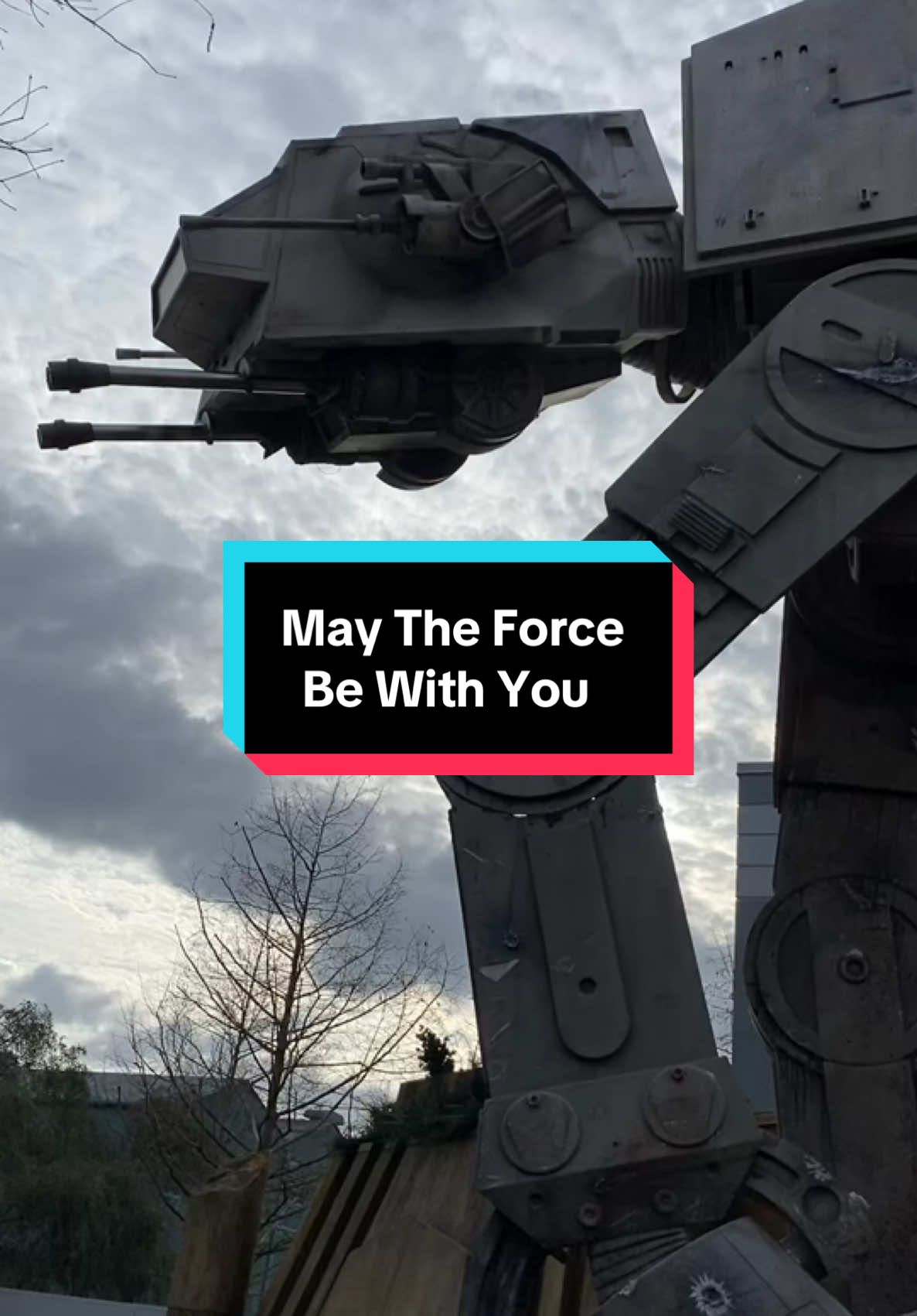 Star Wars Galaxy's Edge is absolutely amazing 😍#starwarsfan #starwarstiktok #starwar #galexysedge #battlefront3 #lightsaber #fyp #foryoupage❤️❤️ #trendingnow #starwarsgalaxysedge 