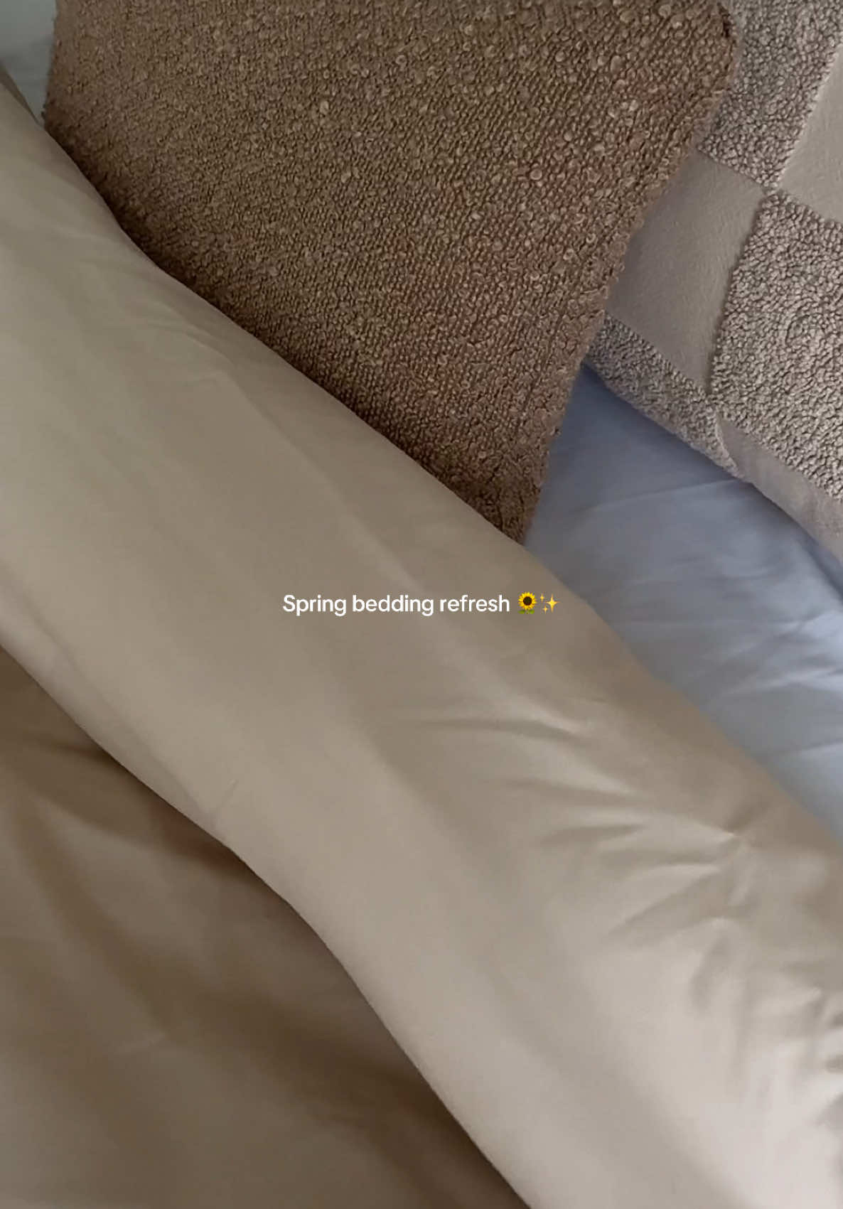 Fresh bedding hits different in spring. Cozy, soft, and neutral — just how I like it ✨ #springrefresh #bedroommakeover #beddingaesthetic #duvetcover #cozyspace #tiktokshop #neutralhome #smallspacedecor #homedetails #freefinds #giftedproduct