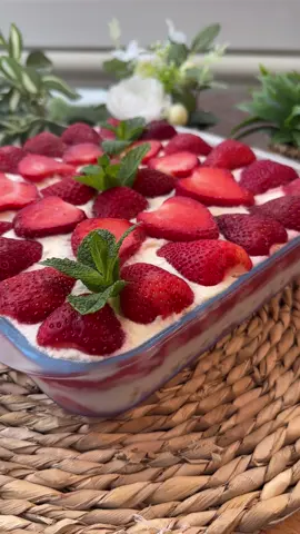 😍ПОЛУНИЧНЕ ТІРАМІСУ - улюблений рецепт літа🍓😍 ⠀ ✔️ Маленьке прохання - якщо зберегли собі рецепт, скиньте в коментарі ➕ і поставте ❤️, мені це дуже важливо🙏 ✅Нам знадобиться(на 6-7 порцій): Полуничний сироп: 🔹 300г полуниць🍓 🔹 35г цукру 🔹 ч.л лимонного соку🍋 Крем 🔹300г вершків 33-36%🥛 🔹250г сиру маскарпоне 🔹50г цукрової пудри 🔹250г печива Савоярді🍪 🔹300г полуниць на верхній шар🍓 🔹М’ята для прикраси🌱 📊КБЖВ на 100г:К243 Б.3 Ж.16.5 В.20.2 ⏳час приготування: 30хв🔥 🕰Прийом - десерт, перекус ⚖️вага всієї порції - 1400г 🔸Спершу робимо сироп - в чашу блендеру вкидаємо полуниці, цукор, лимонний сік і все перебиваємо  🔸Тепер крем. Вливаємо в тарілку вершки і міксером збиваємо, приблизно 1-2хв. Додаємо пудру і маскарпоне, і все міксером гарно перемішуємо на невеликих оборотах 🔸беремо печиво Савоярді. Вмочуємо в полуничний сироп, та викладаємо на дно форми. Далі шар крему який розрівнюємо по поверхні.  🔸Знову шар із печива, якщо лишився сироп - полийте ним печиво  і покриваємо кремом😍 🔸зверху викладаємо шар із половинок полуниці, прикрашаємо мятою, та ставимо в холодильник на декілька годин❄️ і можна подавати🍽 Всім смачноооооого😋 #тірамісу #tiramisu #cake #десерт 