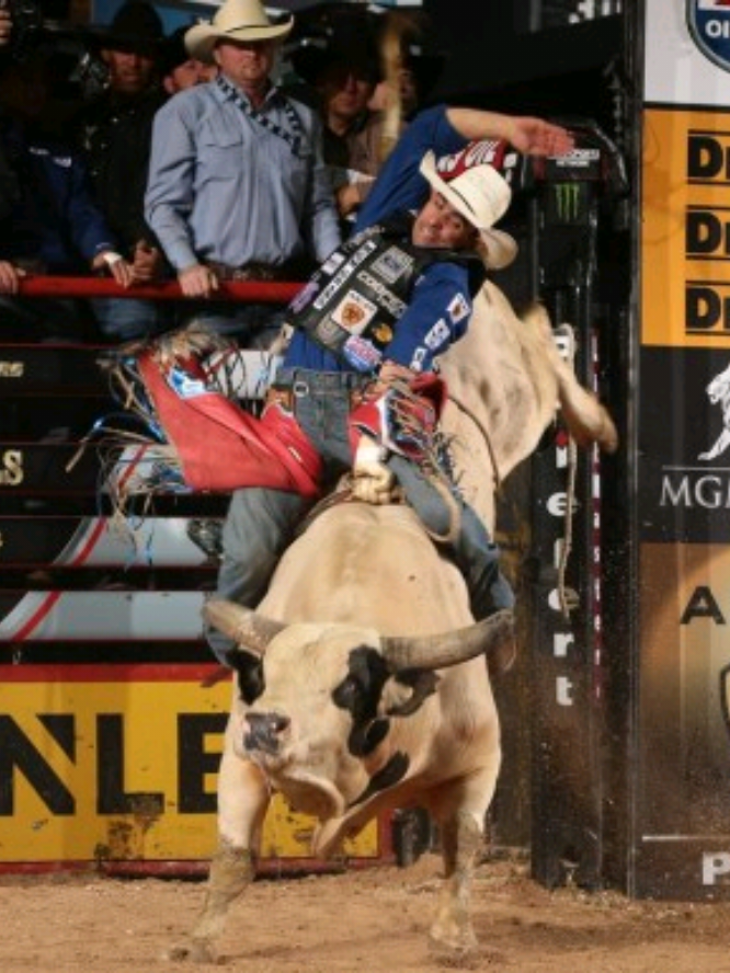 Renato Nunes vs Air Time ☠️🔥🏆🇧🇷 #fy #pbr #monterenergy #unleashthebeast #pbr2025 #bullriding #topbull #rodeo #monsterride 