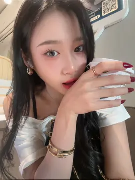 Coffee + red nails💅🏻💋