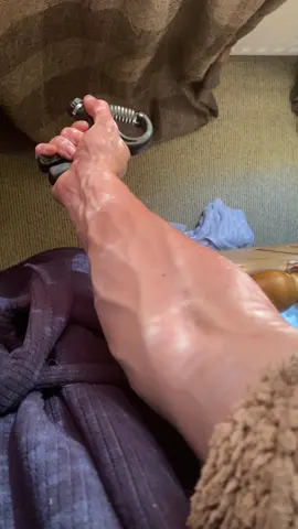 Get veins with the hand gripper in the link ‼️ ##veinyhands##vascular##armveins##hands##fyp##vein##veins##veiny#aesthetic #biceps 