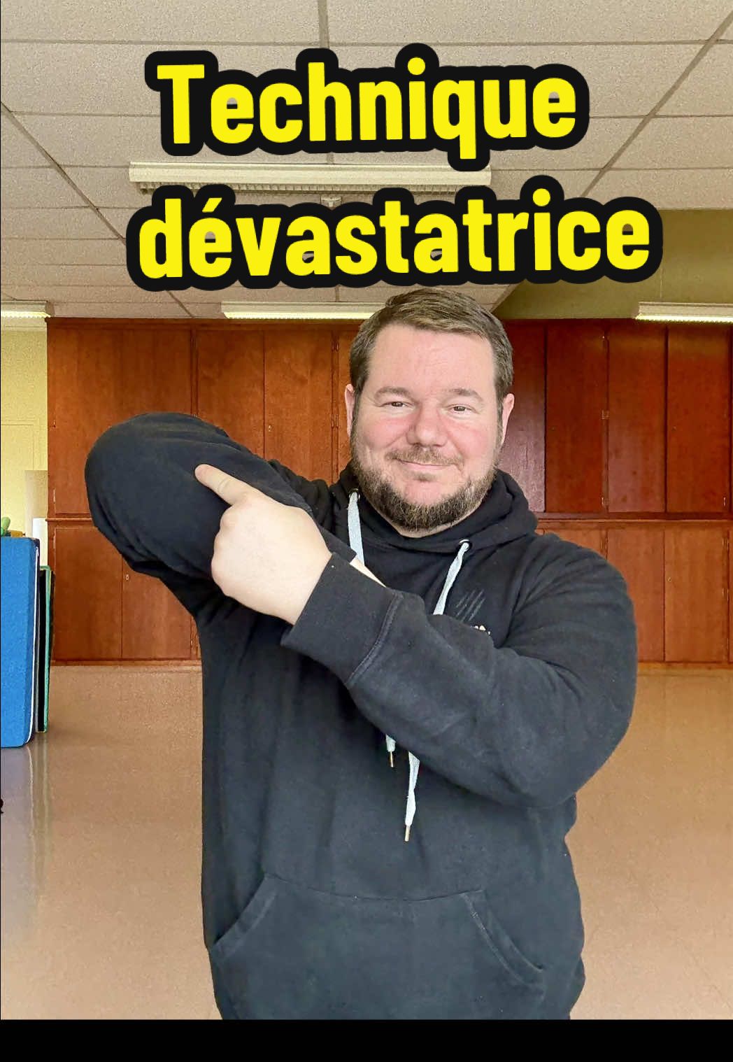 ⚠️ Technique de défense ultra puissante ⚠️ Tu connais le coup de coude descendant ? Plexus ou visage… 💥 Si tu le places bien, c’est game over pour l’agresseur. Mais attention : ✔️ Difficile à placer ✔️ Ultra efficace ✔️ À maîtriser avec contrôle 👇 Tu veux d’autres tutos express comme ça ? 💪 Like 💬 Commente “DEFENSE” 🔁 Envoie à un pote qui doit voir ça #K#Kumaselfdefenses#selfdefensem#meynetanthonys#selfdefensetutorialt#tipsdefensetutoselfdefense 