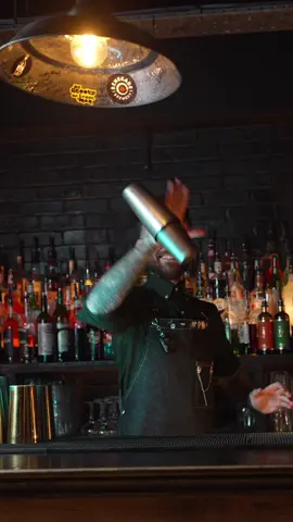 I love these tricks ✌🏻#bartender #flairbartender #bartricks #skills #bartenderlife #bartendersoftiktok #workingflair #skillshot #bartenderskills #bartenderstyle 